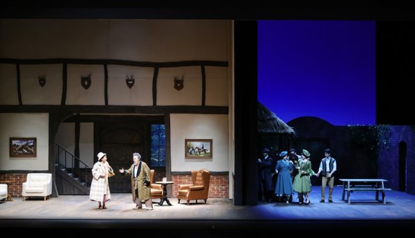 御龙优配 一秒穿越至温莎小镇，上海歌剧院《法尔斯塔夫》揭幕上海大剧院新演季