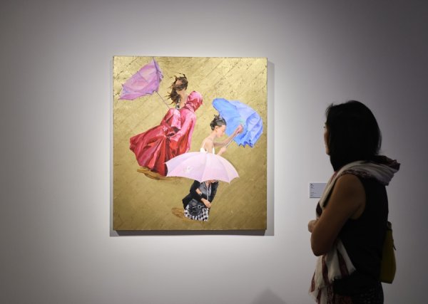 金斧子配资 珍珠与鱼骨首尾相接 这是一曲中西女性艺术家共同谱写的“歌”