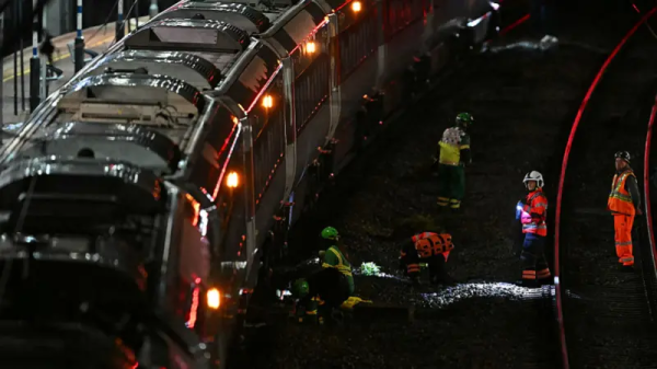 方舟配资 英国火车持刀行凶事件致大量列车停运